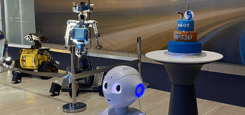 Exposición de robótica en el hall del edificio Iris Santalucía