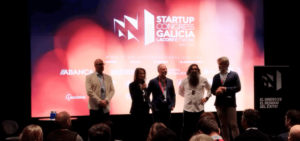 Ponentes en el escenario en una sala de conferencias en el Galicia Startup Congress