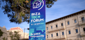 Cartel del Ibiza Tech Forum en la entrada del recinto