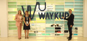Cartel del Waykup Murcia Startup Región con personas posando frente a él