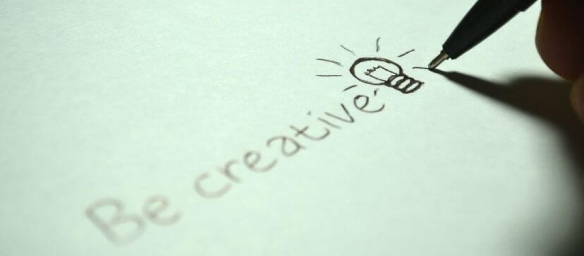 "Be creative" escrito en un papel con tinta negra habilidades blandas o soft skills